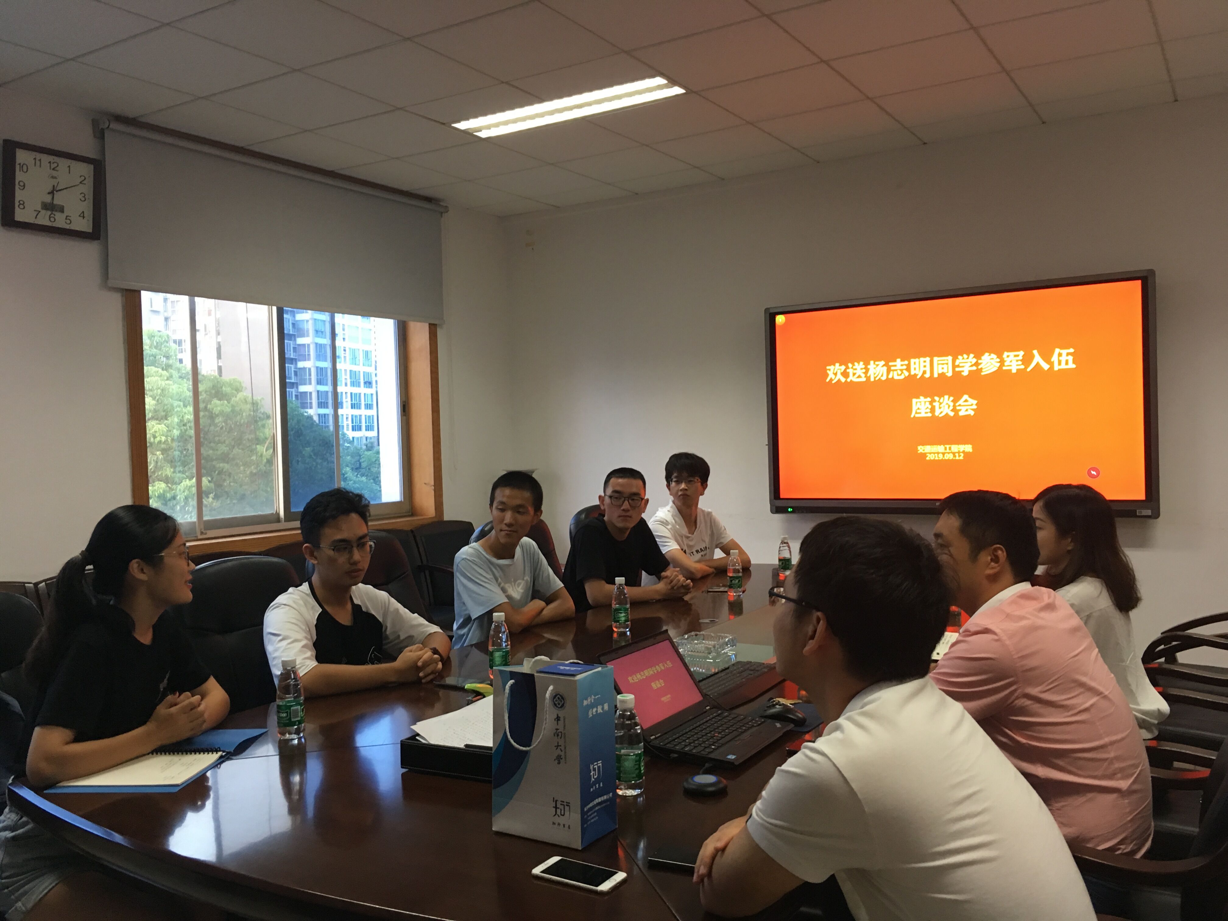 欢送学生入伍.jpg 欢送学生入伍.jpg