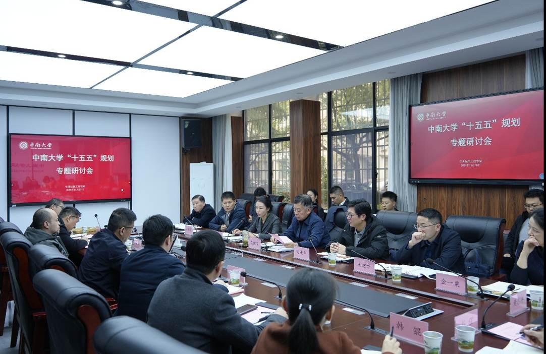 会议室里的人们AI 生成的内容可能不正确。